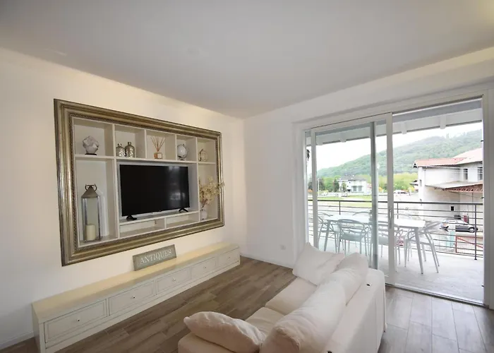 Near Maggiore Feriehus Meina